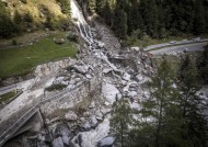 泥石流切断了通往瑞士山区的道路，游客们乘坐直升机撤离